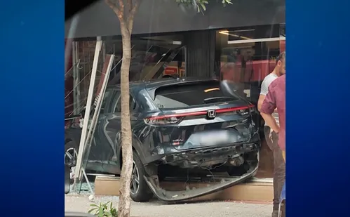 
          Imagem ilustrativa da imagem VÍDEO | Carro invade padaria e assusta clientes em Vitória
          