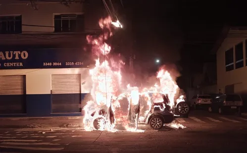 
          Imagem ilustrativa da imagem VÍDEO | Carro pega fogo durante a madrugada em rua de Vila Velha
          