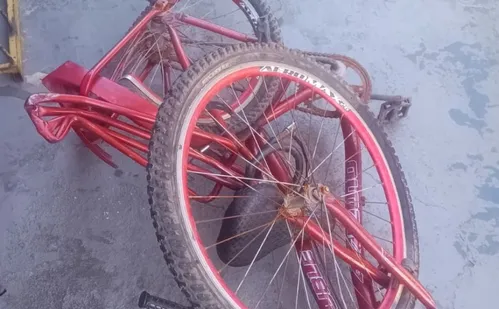 
          Imagem ilustrativa da imagem VÍDEO | Ciclista escapa 'por um triz' de ser atropelado por carreta em Vila Velha
          
