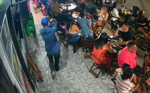 
          Imagem ilustrativa da imagem Homem é assassinado com tiro na cabeça em calçada de bar na Serra
          