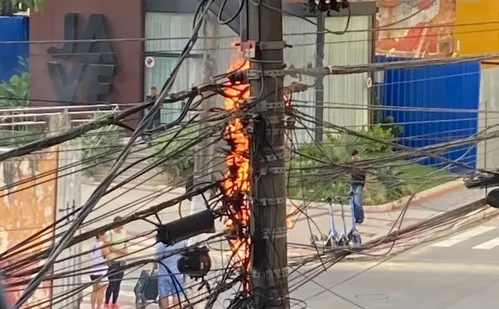 
          Imagem ilustrativa da imagem VÍDEO | Poste em chamas assusta moradores de Itapuã
          