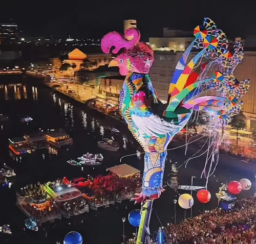 
          Imagem ilustrativa da imagem VÍDEO: Galo Gigante já está de pé, reinando o Carnaval do Recife
          