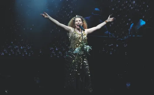 
          Imagem ilustrativa da imagem Vanessa da Mata sobe ao palco no Cais das Artes. Veja vídeos
          