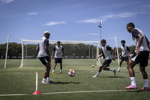 
          Imagem ilustrativa da imagem Vasco será julgado no STJD após confusão no Brasileirão
          