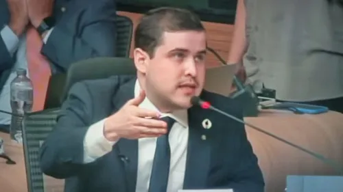 
          Imagem ilustrativa da imagem Vereador recém-empossado chama público nas galerias da Câmara de "mundiça"
          