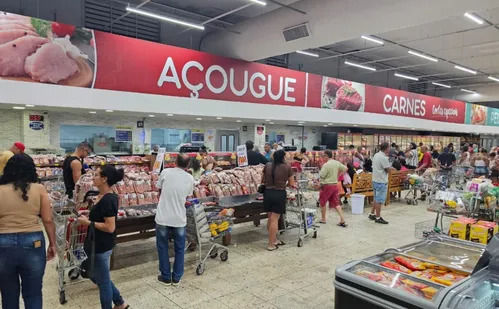 
          Imagem ilustrativa da imagem Véspera de fechamento de supermercados tem filas lotadas e atendimentos demorados
          