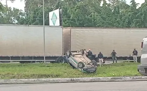 
          Imagem ilustrativa da imagem Viatura da PMPE capota após colisão com carreta na BR-101, no Recife
          