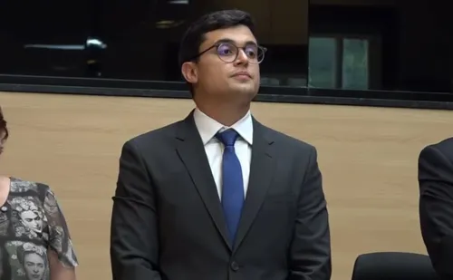 
          Imagem ilustrativa da imagem Victor Marques toma posse como prefeito do Recife
          