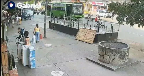 
          Imagem ilustrativa da imagem Vídeo: imagens mostram momento do acidente que matou mulher e filho de humorista no Rio
          