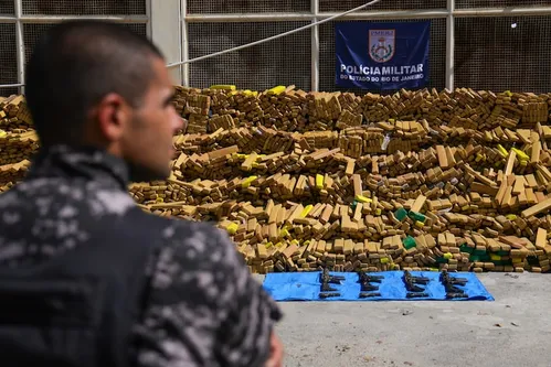 
          Imagem ilustrativa da imagem Vídeo mostra bunker onde 48 toneladas de maconha foram encontradas pela polícia
          