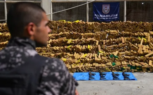 
          Imagem ilustrativa da imagem Vídeo mostra bunker onde 48 toneladas de maconha foram encontradas pela polícia
          