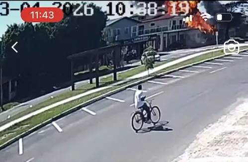 
          Imagem ilustrativa da imagem Vídeo mostra momento em que avião cai sobre restaurante no RS; assista
          