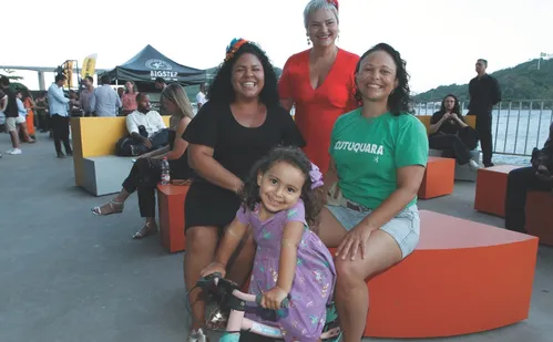 
          Imagem ilustrativa da imagem Vista privilegiada do Cais das Artes encanta o público em primeira noite
          