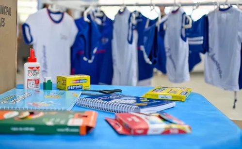 
          Imagem ilustrativa da imagem Vitória inicia a distribuição de 40 mil kits de material escolar e uniformes
          
