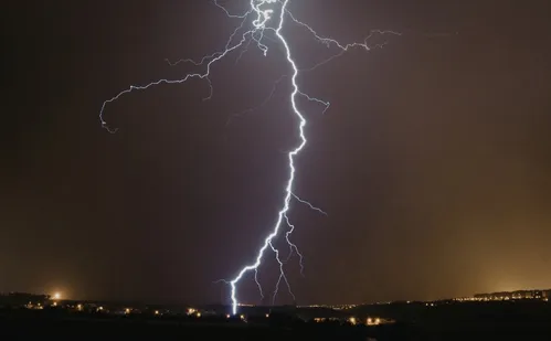 
          Imagem ilustrativa da imagem Vitória registrou mais de 2.500 raios na noite de domingo em meio a fortes chuvas
          