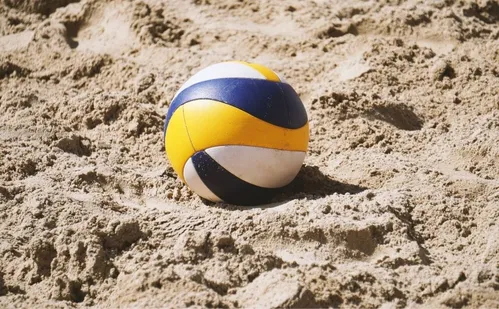 
          Imagem ilustrativa da imagem Vôlei social movimenta Camburi e revela talentos
          