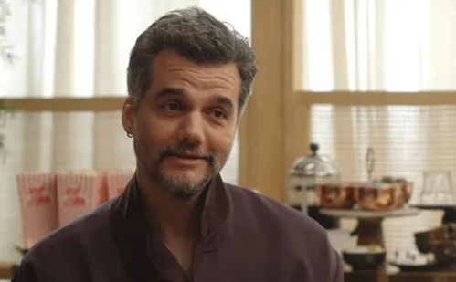 
          Imagem ilustrativa da imagem Wagner Moura ensina português a apresentadora do Oscar em vídeo divertido
          