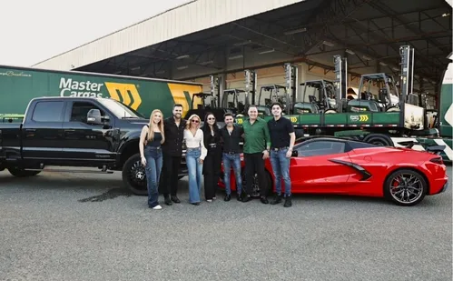 
          Imagem ilustrativa da imagem Zezé Di Camargo exibe novo carro de luxo avaliado em R$ 1,5 milhão
          