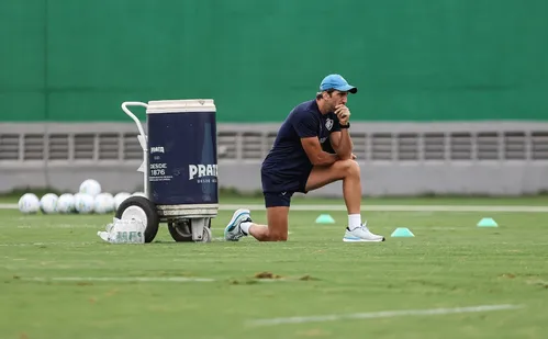 
          Imagem ilustrativa da imagem Zubeldía revela problema cardíaco e fala sobre pressão no futebol
          