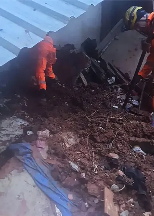 
          Imagem ilustrativa da imagem Destruição, calamidade pública e bairros ilhados; veja imagens de Juiz de Fora
          