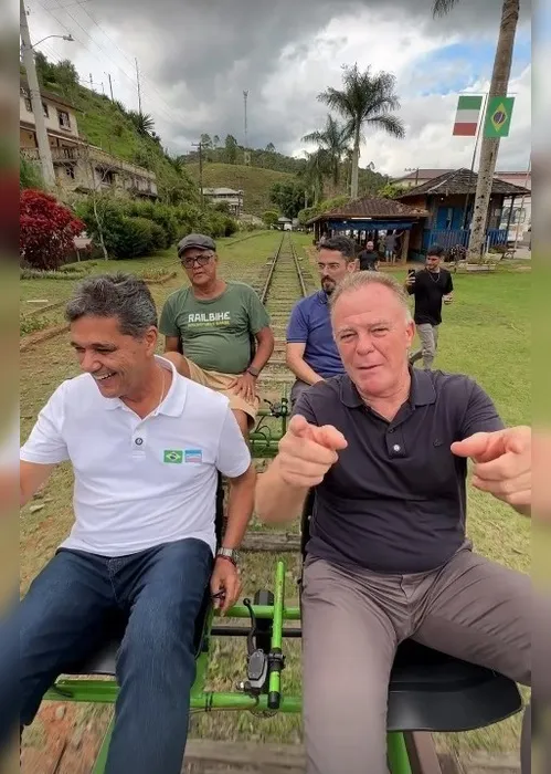 
          Imagem ilustrativa da imagem Emoções carnavalescas com Arnaldinho e Pazolini
          