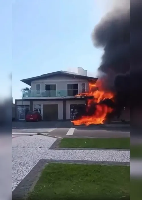 
          Imagem ilustrativa da imagem Vídeo mostra momento em que avião cai sobre restaurante no RS; assista
          