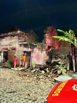 Imagem ilustrativa da imagem Desabamento de casarão deixa dois mortos na Comunidade do Pilar, Bairro de Recife