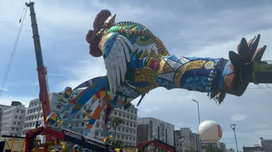 Imagem ilustrativa da imagem Prestes a ser erguido, Galo da Madrugada já está na Ponte Duarte Coelho, no Recife