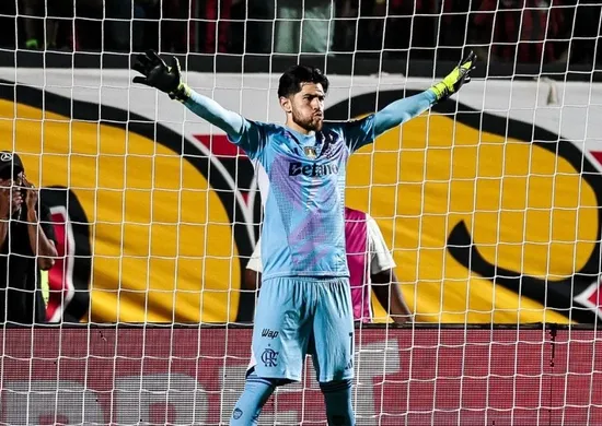 Imagem ilustrativa da imagem Flamengo vence Vitória com pênalti defendido por Rossi e gols fatais