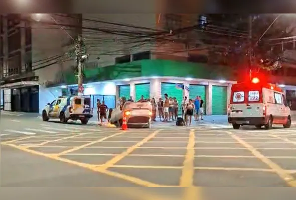 Veículo capotado após acidente em cruzamento no Centro de Vitória