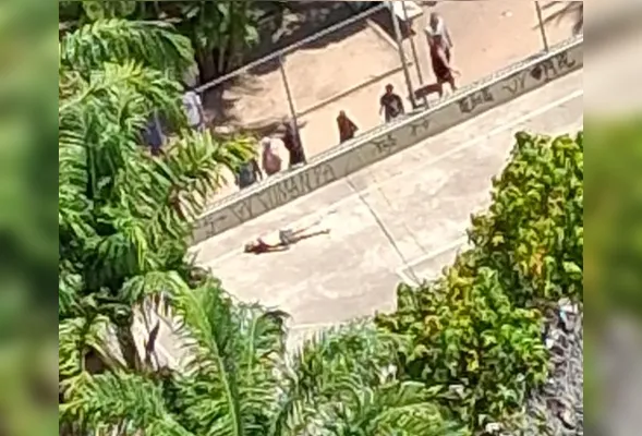 Corpo de homem executado ficou no chão da quadra, na praça