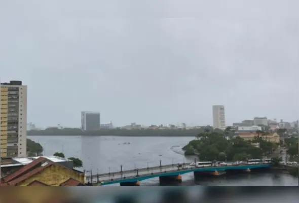 Imagem ilustrativa da imagem Chuvas intensas causam suspensão de aulas e serviços no Grande Recife