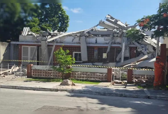 Vigas da obra em construção caíram sobre residência vizinha