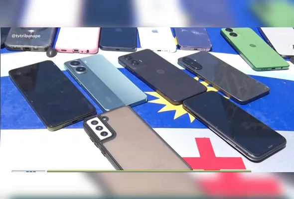 Celulares que foram roubados estão à disposição de seus donos na delegacia de Boa Viagem