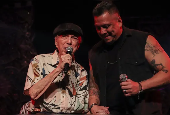 Claudionor Germano (92 anos) e o filho Nonô, levarão a tradição do frevo às escolas