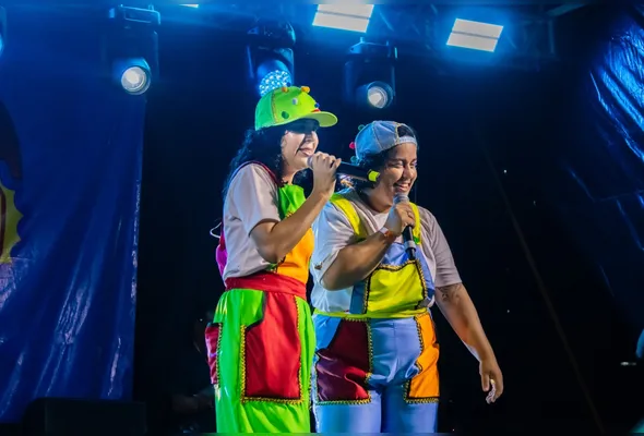 A encenação do espetáculo “Histórias que cantam”, pelo grupo Turma do Sorriso, faz parte da programação