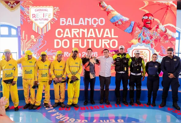 Prefeito João Campos e vice-prefeito, Victor Marques, acompanhados por alguns dos profissionais que trabalharam durante o Carnaval