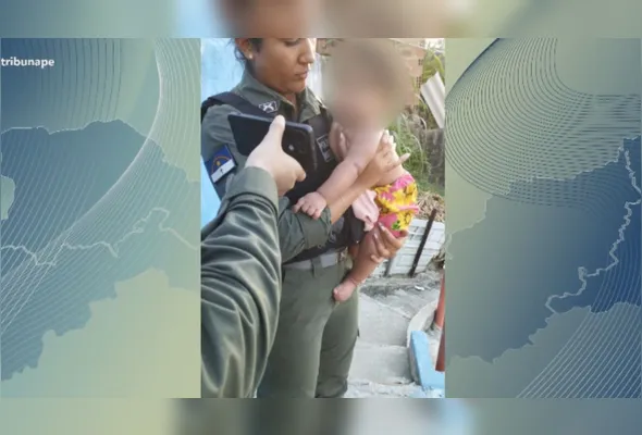 Imagem mostra policial segurando bebê, que ficou embaixo do corpo da mãe