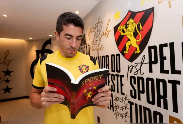 Imagem ilustrativa da imagem Sport celebra Dia Mundial do Livro com entrega de obra histórica ao elenco