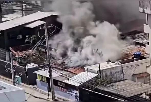 Grande volume de fumaça podia ser visto à grande distância