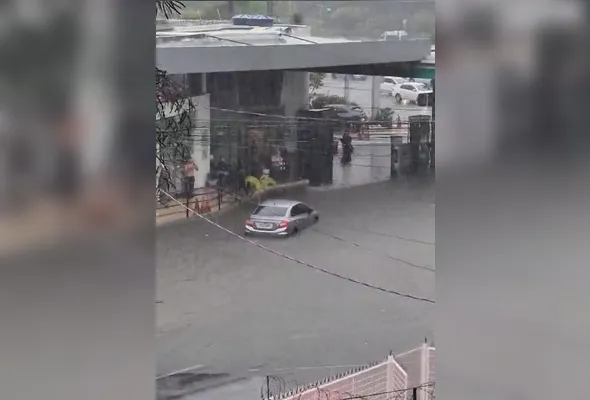 Chuvas fortes na tarde da sexta-feira (13) pegou muita gente de surpresa