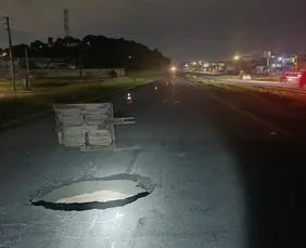 Imagem ilustrativa da imagem Cratera na BR-101 causa congestionamento quilométrico em Jaboatão dos Guararapes