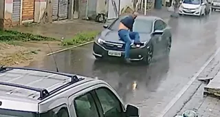 Imagem ilustrativa da imagem Advogada atropela homem durante cumprimento de mandado em Caruaru