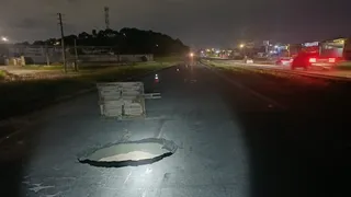 Imagem ilustrativa da imagem Cratera na BR-101 causa congestionamento quilométrico em Jaboatão dos Guararapes