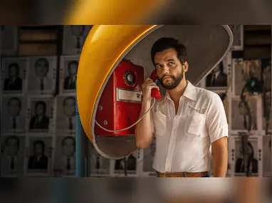 Cena do filme que traz o ator 
e comediante Marcos Veras (destaque) como o detetive Mister Mistério