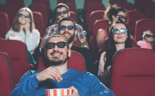 
          Imagem ilustrativa da imagem 1º de maio: cinemas e praças de alimentação vão abrir no feriado
          