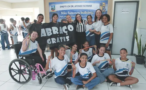 
          Imagem ilustrativa da imagem “Abraço grátis”: escola de Cariacica promove ação contra o bullying
          