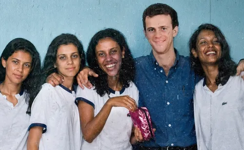 
          Imagem ilustrativa da imagem Aceno de Flávio Bolsonaro ao MDB influencia no ES?
          