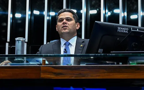 
          Imagem ilustrativa da imagem Alcolumbre promulga Lei da Dosimetria, que beneficia Jair Bolsonaro
          