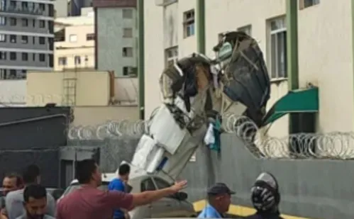 
          Imagem ilustrativa da imagem Avião de pequeno porte bate em prédio e deixa ao menos dois mortos em BH
          